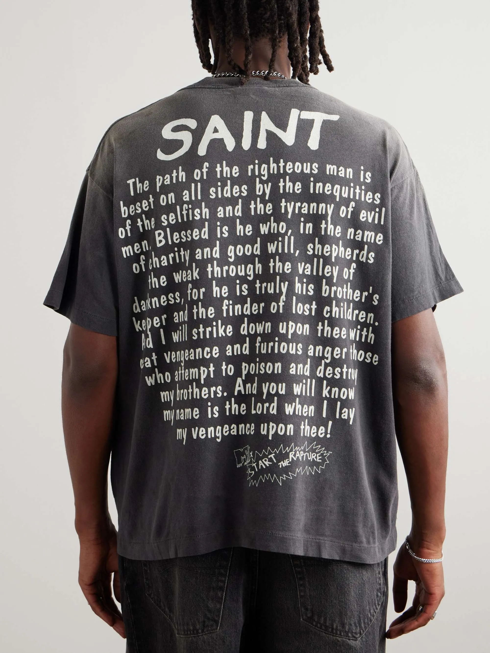 SAINT Mxxxxxx RAPTURE SS TEE/BLK Beavis and Butt-Head anime character TEE. Washed black S-XL. The print is from the characters of the American classic animation "Beavis and Butt-Head". It also pays tribute to the two classic killer characters in "Pulp Fiction". It is very witty and humorous. The whole garment is washed again.